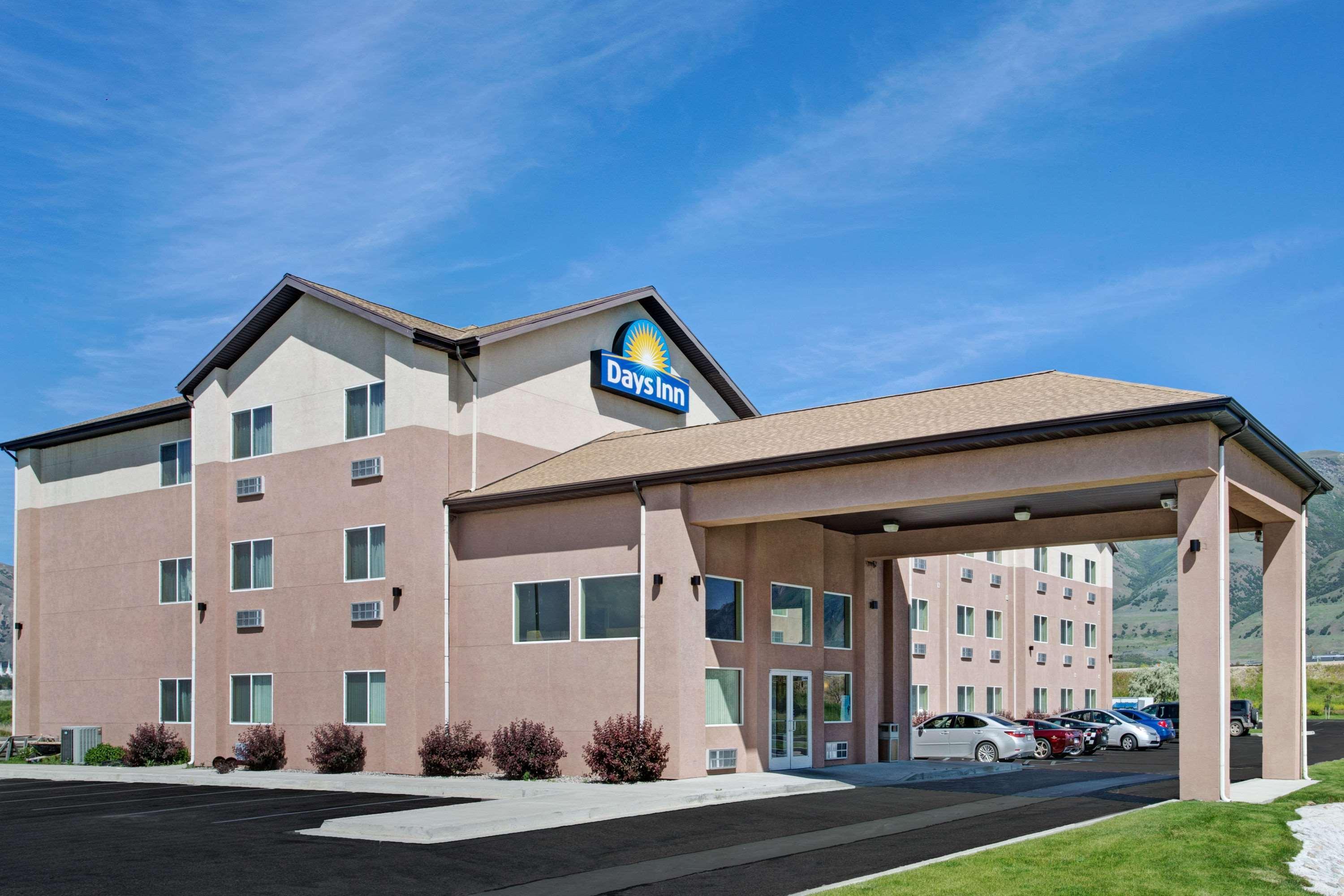 Days Inn By Wyndham Brigham City Bagian luar foto